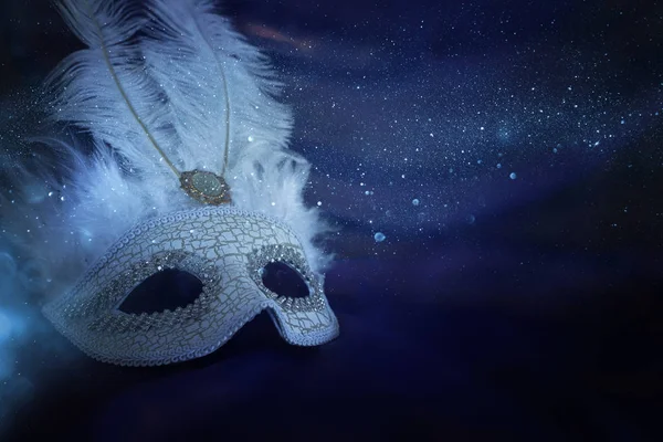 Fotografie elegantní a jemné bílé benátské masky přes fialové hedvábí pozadí — Stock fotografie