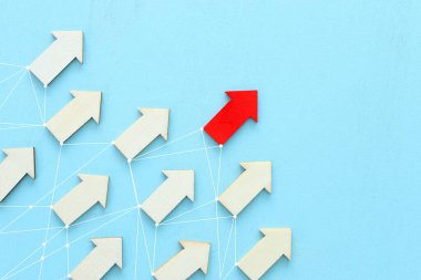 İş liderliği kavramı, bir grup takipçisi olan kırmızı ok lideri.