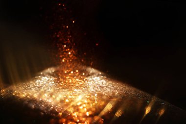 soyut glitter ışıkları arka plan. altın ve siyah. de odaklı