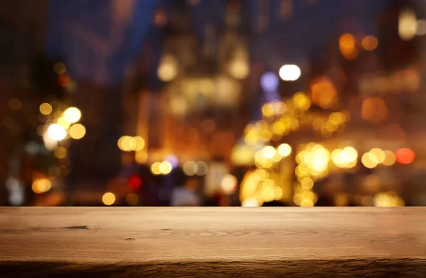 Arrière-plan Image de table en bois devant la vue de rue devant des lumières floues abstraites — Photo