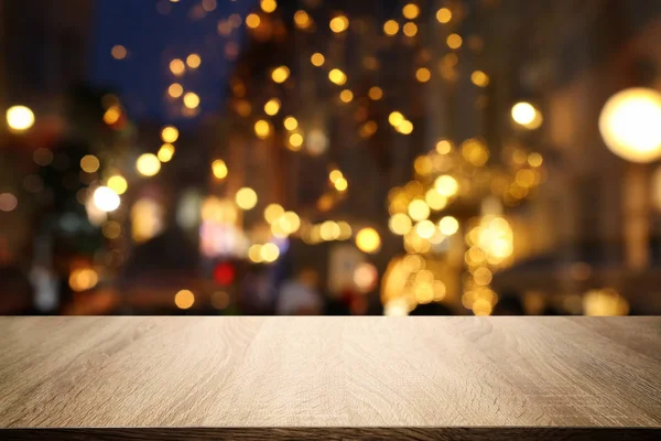 Φόντο Εικόνα από ξύλινο τραπέζι μπροστά από αφηρημένα θολά φώτα εστιατορίου — Φωτογραφία Αρχείου