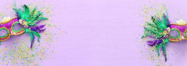 Mardi Gras 'nın bayram görüntüsü mor arka planda Venedik maskesini maskeliyor. Yukarıdan görünüm