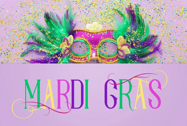 Vakantie afbeelding van mardi gras masquarade Venetiaanse masker over paarse achtergrond. zicht van bovenaf — Stockfoto