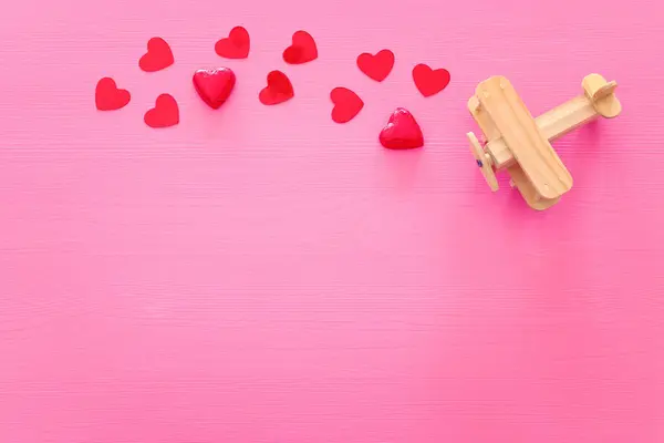 Η ιδέα του Αγίου Βαλεντίνου. κόκκινες καρδιές πάνω από ξύλινο ροζ φόντο. Επίπεδη σύνθεση — Φωτογραφία Αρχείου