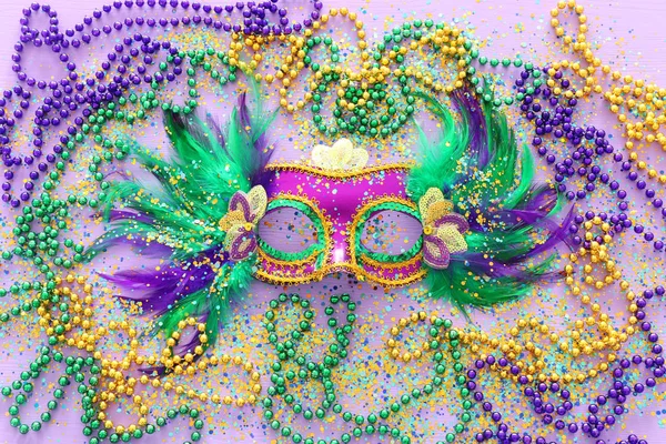 Férias imagem de máscara venetian masquarade mardi gras sobre fundo roxo. vista de cima — Fotografia de Stock