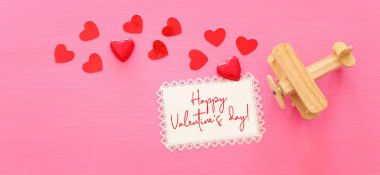 Sevgililer Günü konsepti. Ahşap arka planda kırmızı kalpler. Düz konum