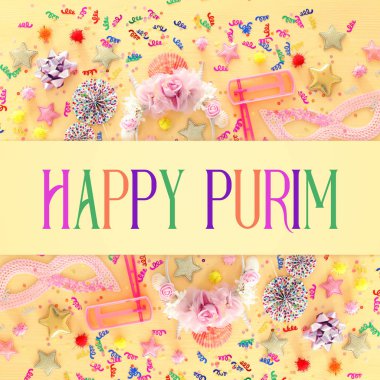 Ahşap masa üzerinde Purim bayramı konsepti (Yahudi karnavalı bayramı)