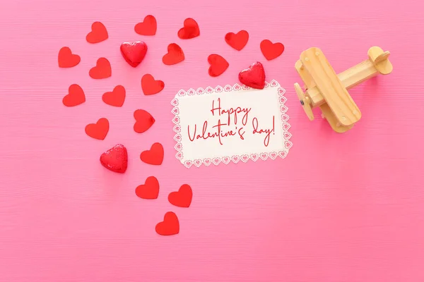 Valentijnsdag concept. rode harten over houten roze achtergrond. Samenstelling van de vlakke vloer — Stockfoto