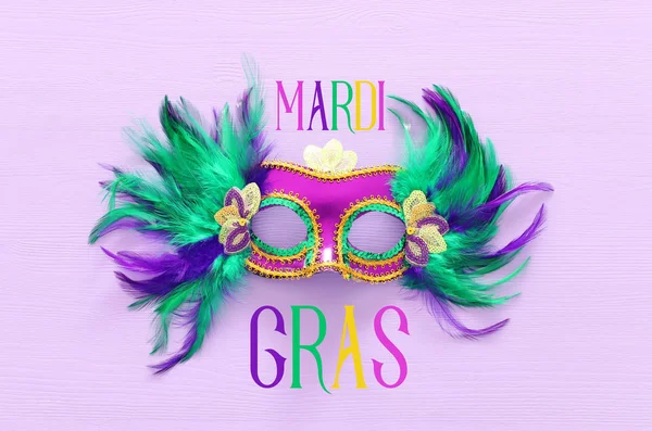 Wakacyjne zdjęcie maskwarady mardi gras weneckiej maski na fioletowym tle. widok z góry — Zdjęcie stockowe