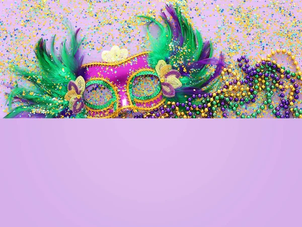 Dovolená obraz mardi gras maškaráda benátské masky přes fialové pozadí. pohled shora — Stock fotografie