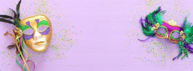 Mardi Gras 'nın bayram görüntüsü mor arka planda Venedik maskesini maskeliyor. Yukarıdan görünüm