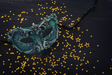 Zarif ve narin mavi Venedik maskesinin koyu ahşap arka planda fotoğrafı