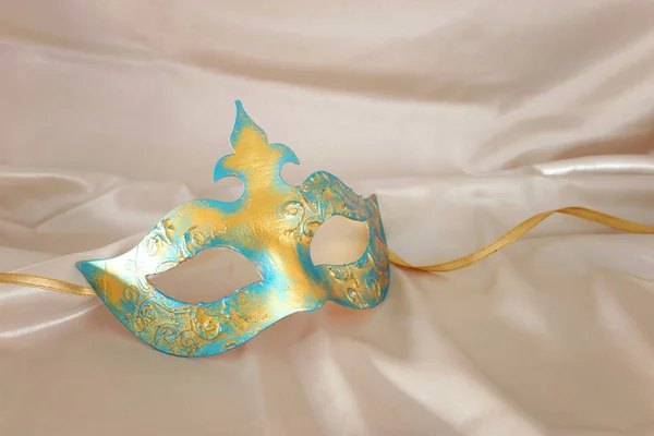 Narin ve zarif altın Venedik Maske Beyaz ipek zemin üzerinde fotoğrafı — Stok fotoğraf