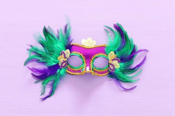 Wakacyjne zdjęcie maskwarady mardi gras weneckiej maski na fioletowym tle. widok z góry — Zdjęcie stockowe