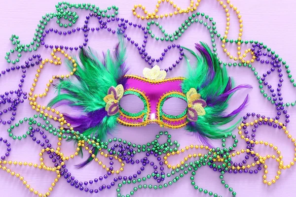 Dovolená obraz mardi gras maškaráda benátské masky přes fialové pozadí. pohled shora — Stock fotografie
