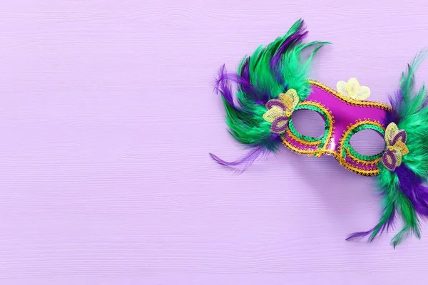 Wakacyjne zdjęcie maskwarady mardi gras weneckiej maski na fioletowym tle. widok z góry — Zdjęcie stockowe