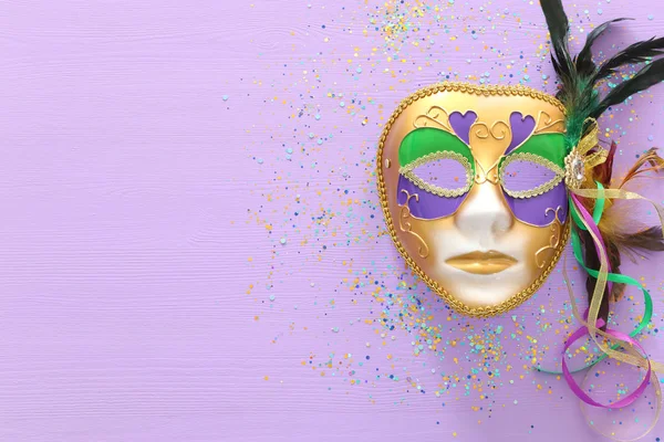 Vacaciones imagen de mardi gras masquarade máscara veneciana sobre fondo púrpura. vista desde arriba —  Fotos de Stock