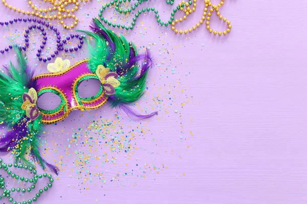 Vacaciones imagen de mardi gras masquarade máscara veneciana sobre fondo púrpura. vista desde arriba —  Fotos de Stock