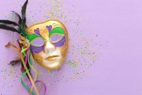 Vacanze immagine di mardi gras masquarade maschera veneziana su sfondo viola. vista dall'alto — Foto Stock