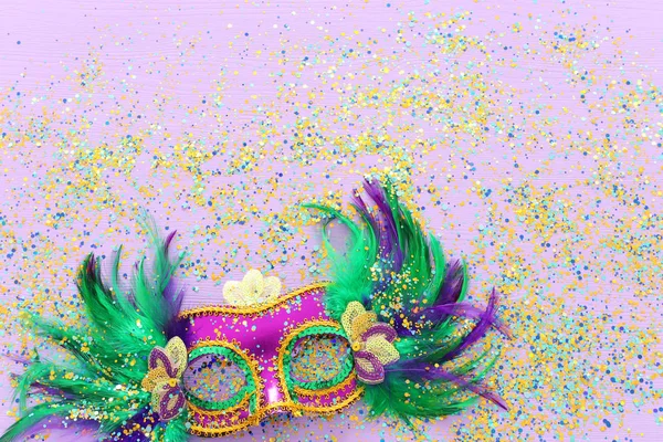 Holidays image of mardi gras masquarade venetian mask over purple background. view from above — 스톡 사진
