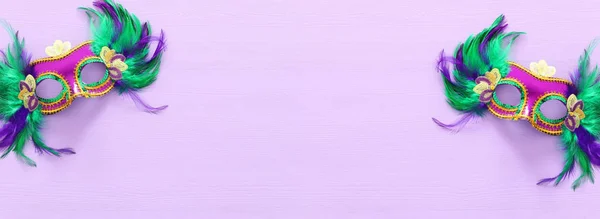 Праздничное изображение маскарада Марди Гра на фиолетовом фоне. вид сверху — стоковое фото