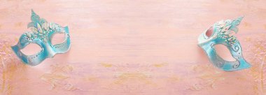 Pastel ahşap arka planda zarif ve narin mavi Venedik maskesi.