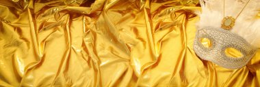 Altın ipekten arka planda zarif ve narin Venedik maskesinin fotoğrafı