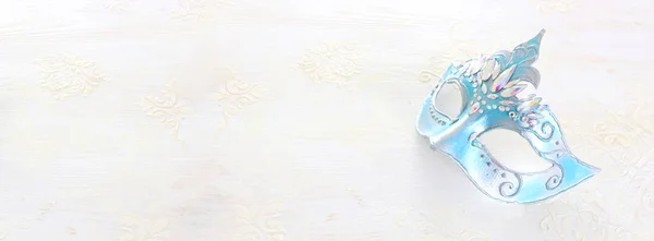 Foto von eleganten und zarten blauen venezianischen Maske über weißem Holzhintergrund — Stockfoto