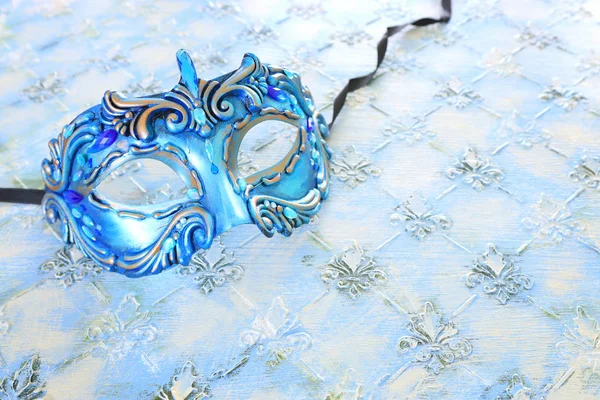 Zdjęcie eleganckiej i delikatnej niebieskiej weneckiej maski na pastelowym drewnianym tle — Zdjęcie stockowe