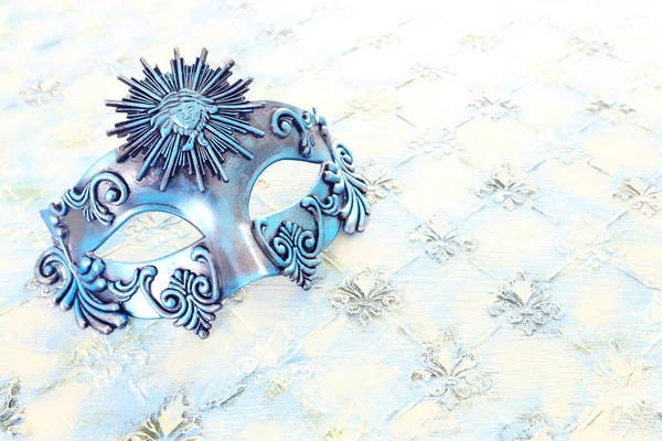 Foto de máscara veneziana azul elegante e delicado sobre fundo de madeira pastel — Fotografia de Stock