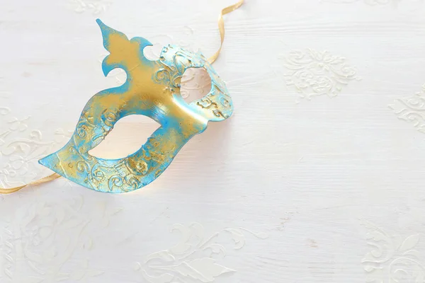 Foto von eleganten und zarten venezianischen Goldmaske über weißem Holzhintergrund — Stockfoto