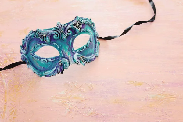 Photo de masque vénitien bleu élégant et délicat sur fond de bois pastel — Photo