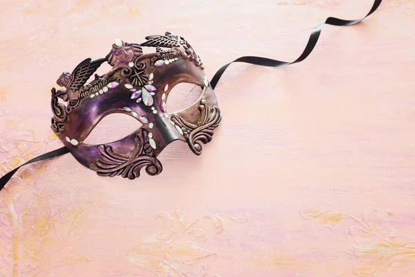 Photo d'élégant et délicat masque vénitien violet sur fond de bois pastel — Photo