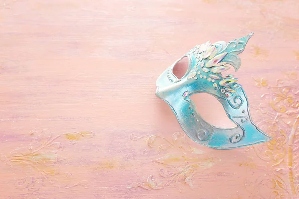 Foto de elegante y delicada máscara veneciana azul sobre fondo de madera pastel — Foto de Stock