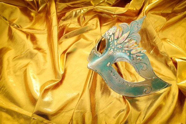 Foto di elegante e delicata maschera veneziana su sfondo di seta oro — Foto Stock