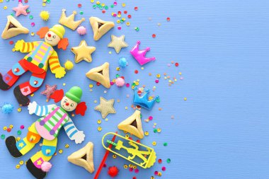 Purim bayramı kavramı (Yahudi karnavalı bayramı) mavi ahşap arka planda. Üst Manzara Düz Yat