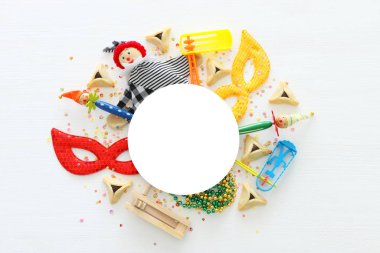 Purim kutlama kavram (Yahudi karnaval tatil) Beyaz ahşap zemin üzerinde. Üstten görünüm, düz lay