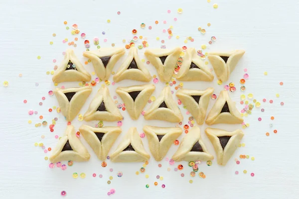 Έννοια εορτασμού πουρίμ (εβραϊκές αποκριάτικες διακοπές). Hamantaschen cookies πάνω από λευκό ξύλινο φόντο — Φωτογραφία Αρχείου