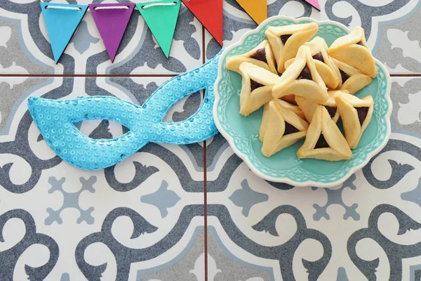 Purim-Feier-Konzept (jüdischer Karnevalsfeiertag) über blauem Vintage-Hintergrund. Draufsicht, flache Lage — Stockfoto