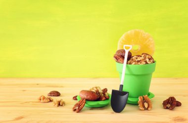 Yahudi bayramının sembolleri Tu Bishvat, ahşap masa üzerinde kurutulmuş meyve ve fındık karışımı.