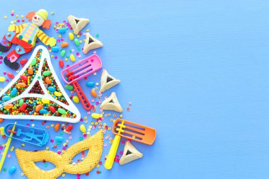 Purim bayramı kavramı (Yahudi karnavalı bayramı) mavi ahşap arka planda. Üst Manzara Düz Yat