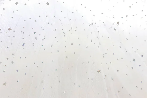 シルバーの輝きの星のテクスチャの背景を持つヴィンテージホワイトチュールシフォン。結婚式のコンセプト — ストック写真