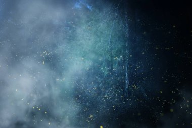 Firefly 'ın gece ormanında uçuşunun soyut ve büyülü görüntüsü. Peri masalı kavramı