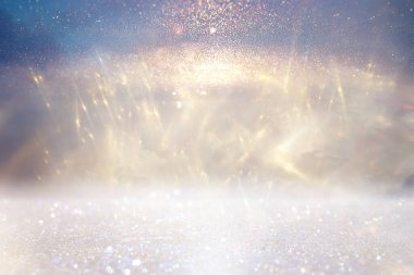 Glitter vintage ışıklar arka plan. Altın, gümüş, mavi ve beyaz. de-odaklı