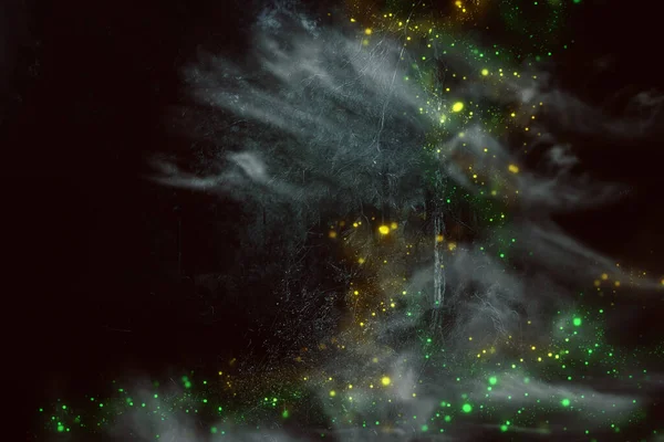 Abstraktes und magisches Bild von Glühwürmchen, die im nächtlichen Wald fliegen. Märchenkonzept — Stockfoto