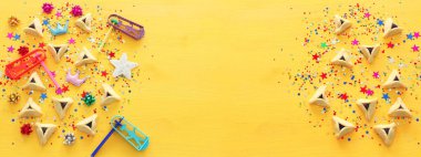 Sarı ahşap arka planda Purim bayramı konsepti (Yahudi karnaval tatili). Üst Manzara Düz Yat