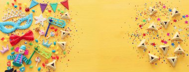 Sarı ahşap arka planda Purim bayramı konsepti (Yahudi karnaval tatili). Üst Manzara Düz Yat