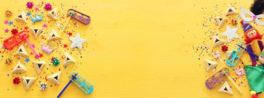 Sarı ahşap arka planda Purim bayramı konsepti (Yahudi karnaval tatili). Üst Manzara Düz Yat