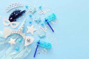 Pastel mavisi Purim (Yahudi karnavalı bayramı) parti süslemeleri ahşap arka planda. Düz yatış, üst görünüm