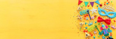 Sarı ahşap arka planda Purim bayramı konsepti (Yahudi karnaval tatili). Üst Manzara Düz Yat